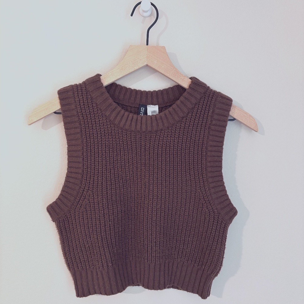 Women's DIVIDED cropped sweater vest in chocolate brown. GREAT condition, XS